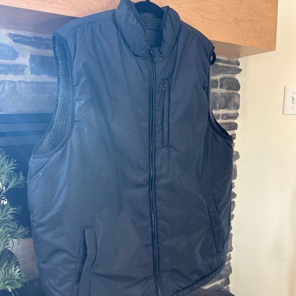 Men's Navy Reversible Puffer Vest